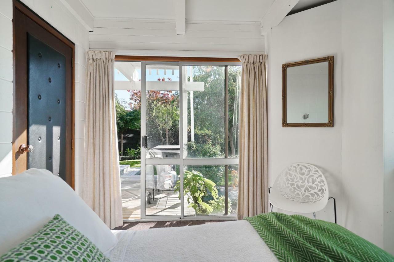 Retro Living - Lush Garden Apartment ไครสต์เชิร์ช ภายนอก รูปภาพ