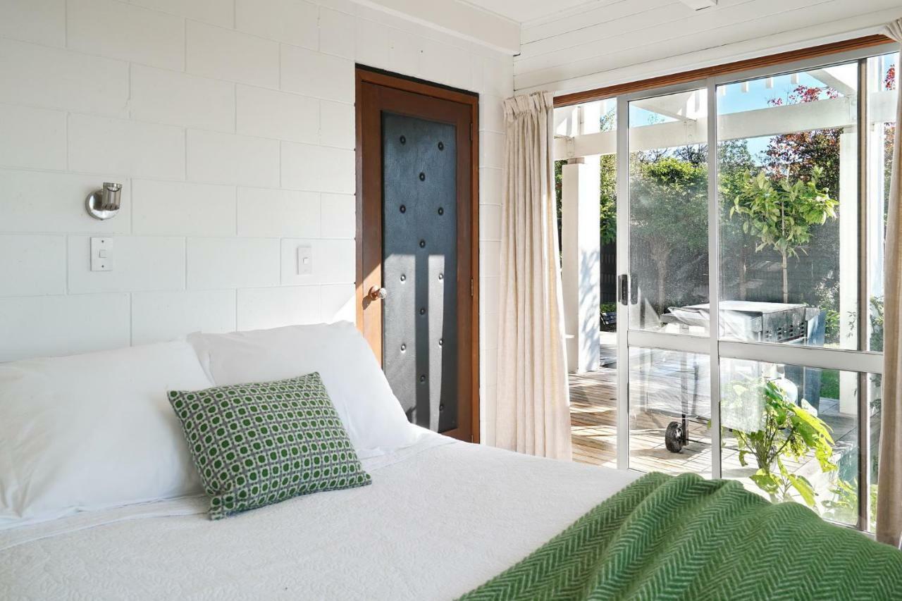 Retro Living - Lush Garden Apartment ไครสต์เชิร์ช ภายนอก รูปภาพ